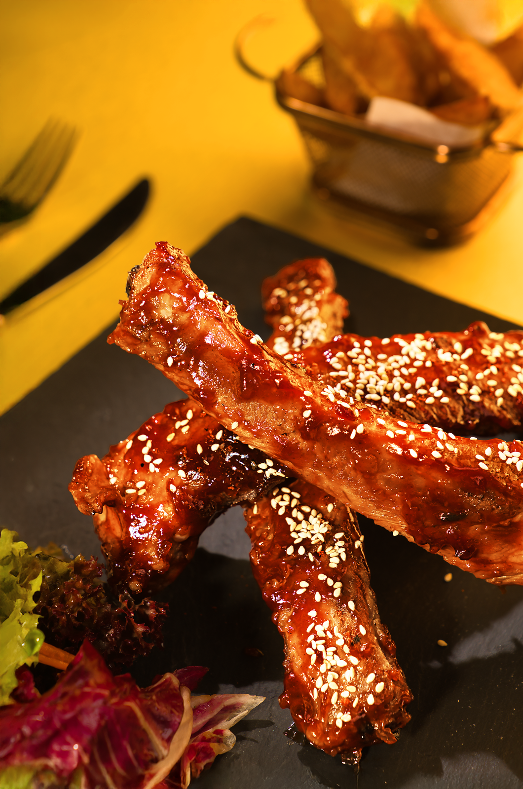 Món sườn nướng sốt mè trình bày nhà hàng