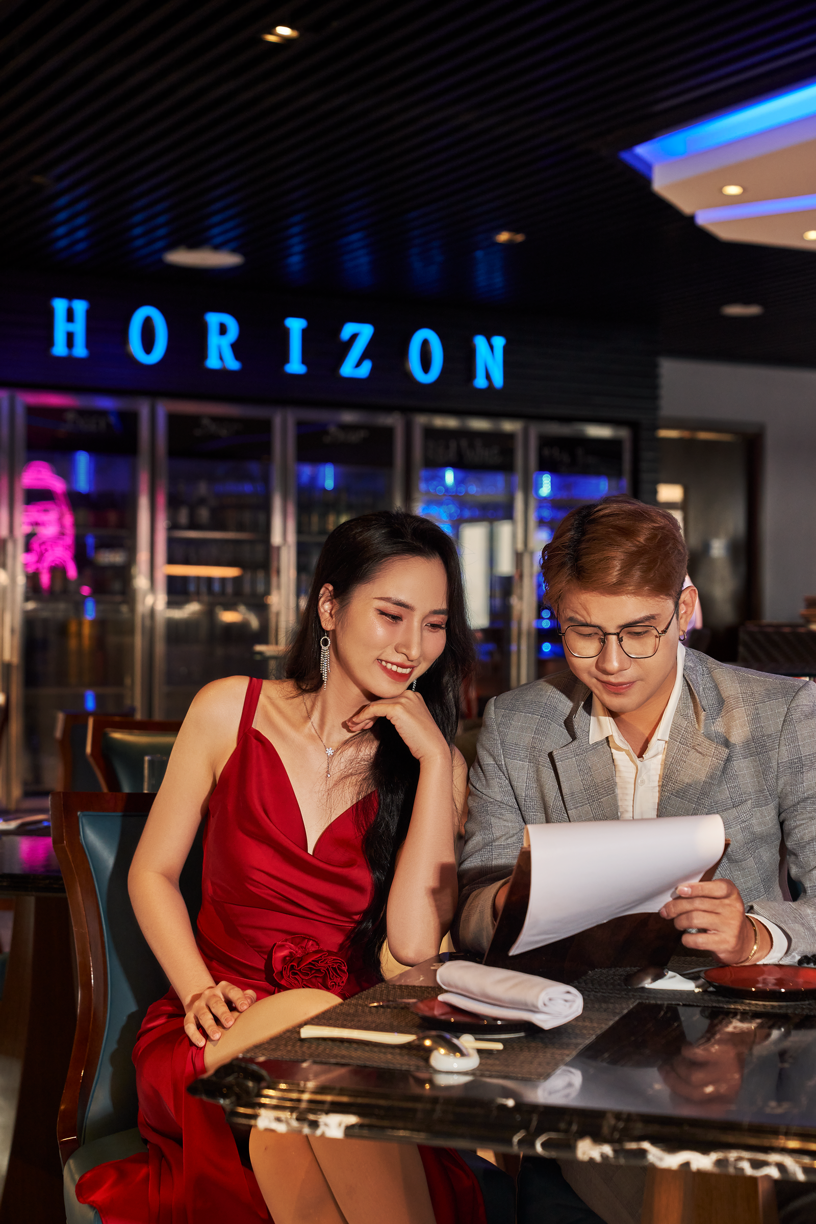 Cặp khách làm việc và trò chuyện tại quầy bar