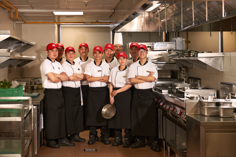 Đội ngũ bếp Four Points by Sheraton trong gian bếp chuyên nghiệp