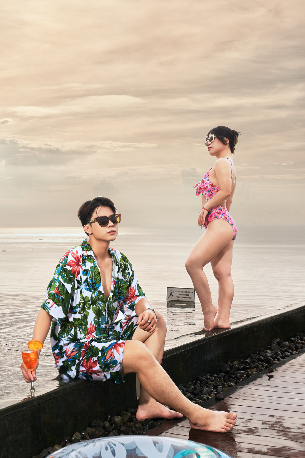 Cặp khách dạo bên bờ biển Đà Nẵng