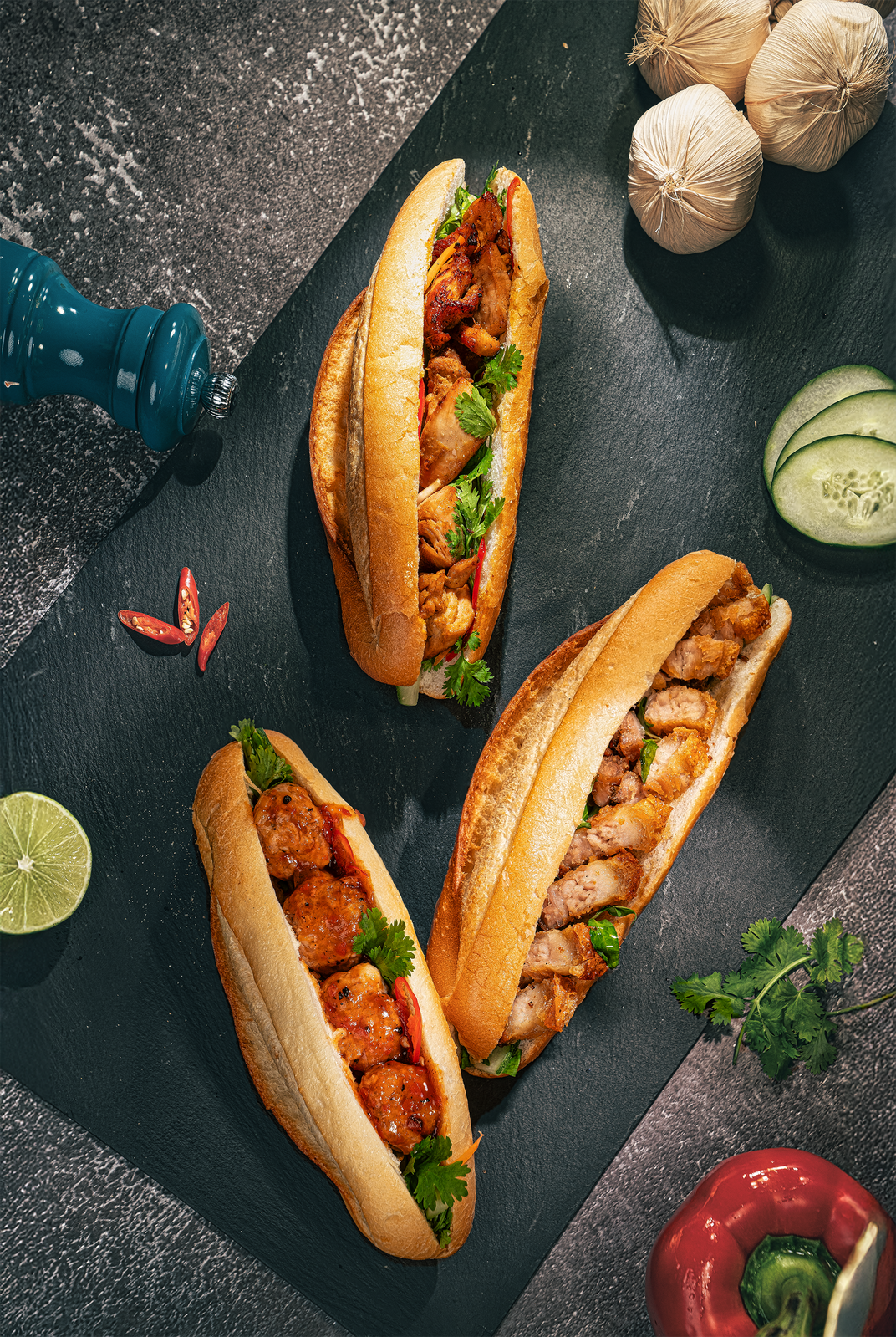 Bánh mì Việt Nam trình bày hiện đại trên đá đen