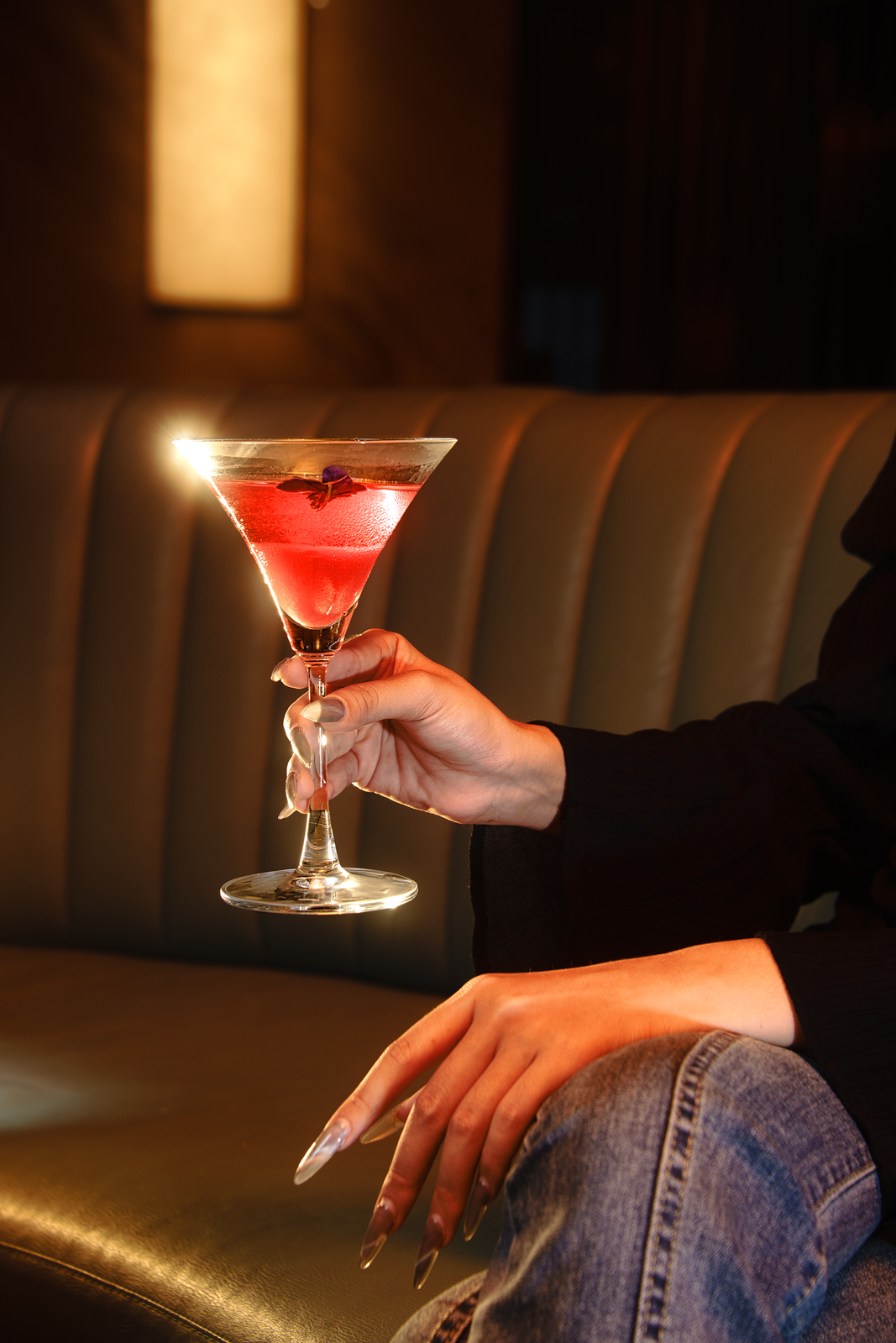 Khách thưởng thức cocktail trong quầy bar