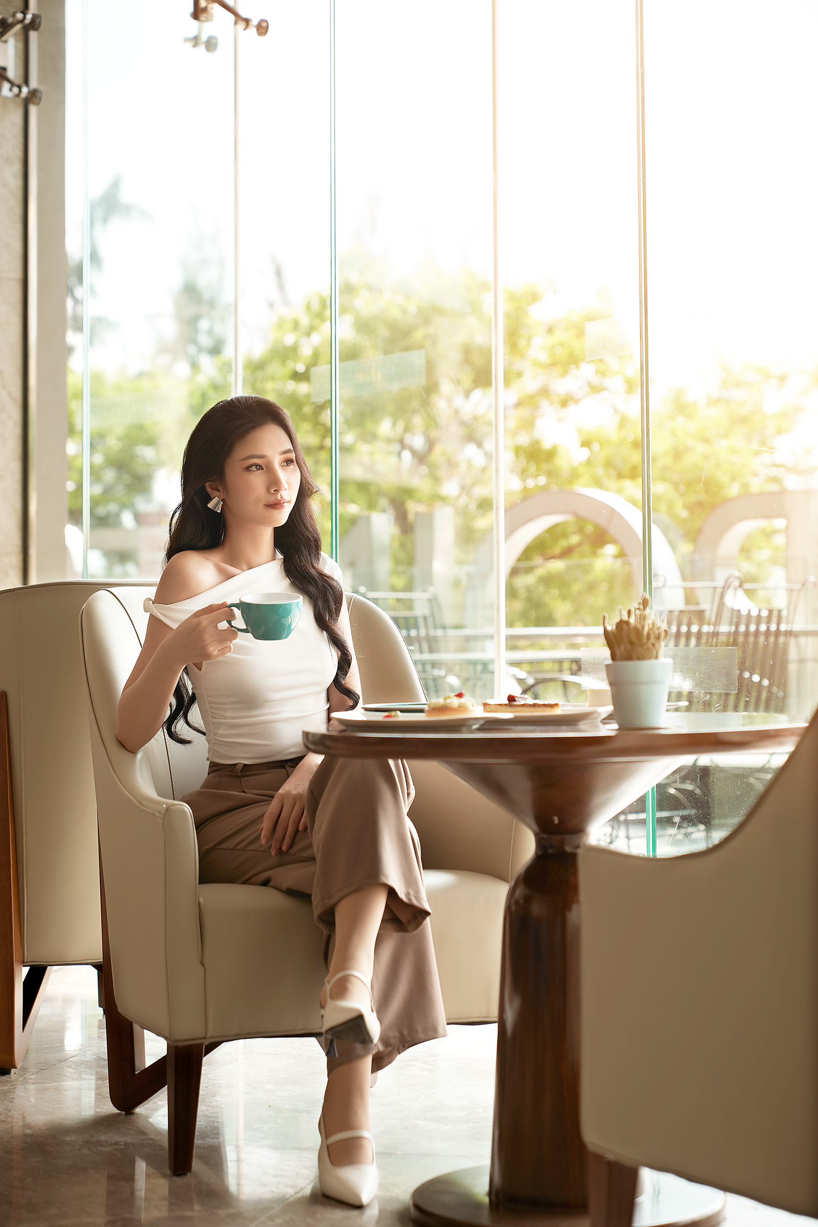Khoảnh khắc thư giãn với cà phê sáng bên cửa sổ