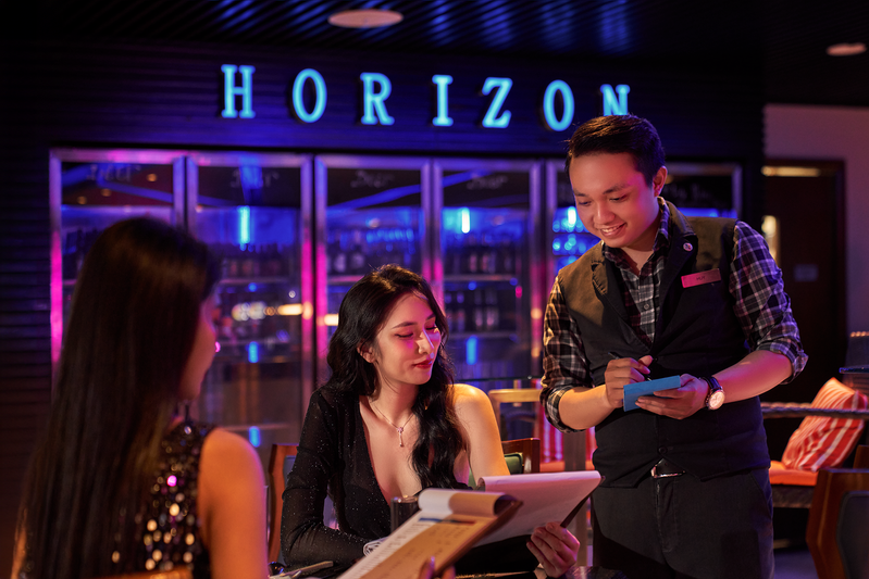 Khách giao lưu tại Horizon Bar về đêm