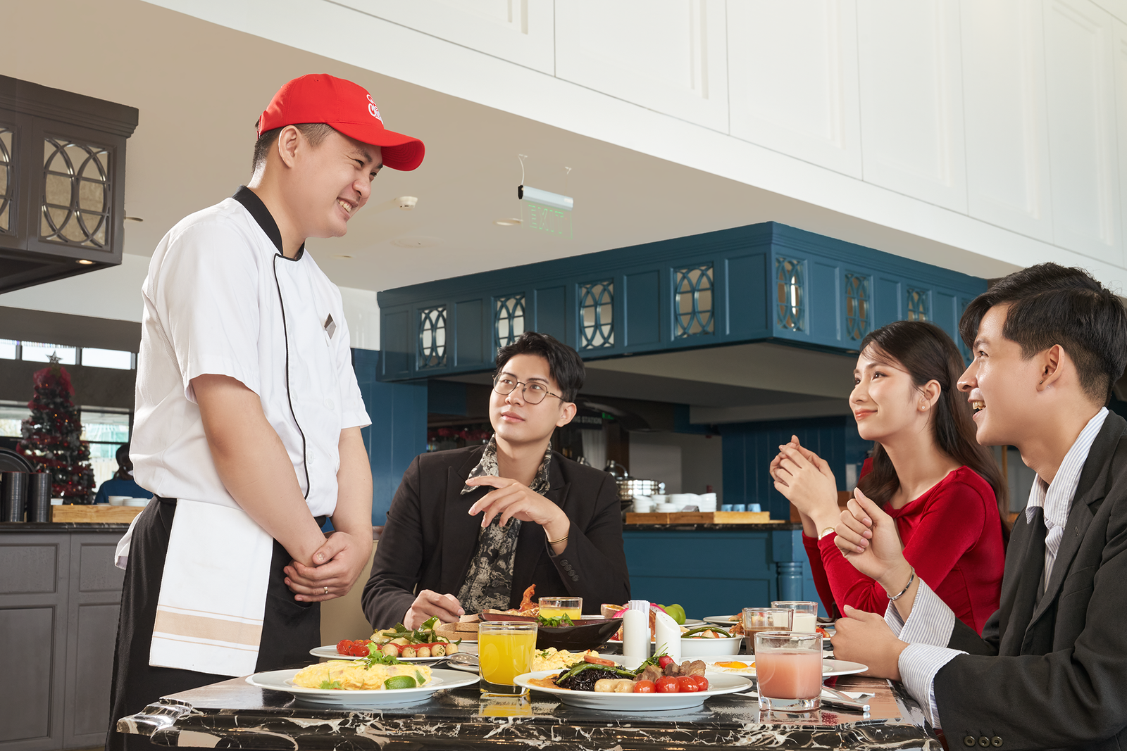 Nhân viên Four Points phục vụ khách tại không gian nhà hàng