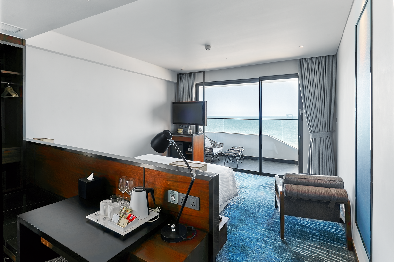 Phòng nghỉ Four Points by Sheraton tông xanh navy nhìn ra biển