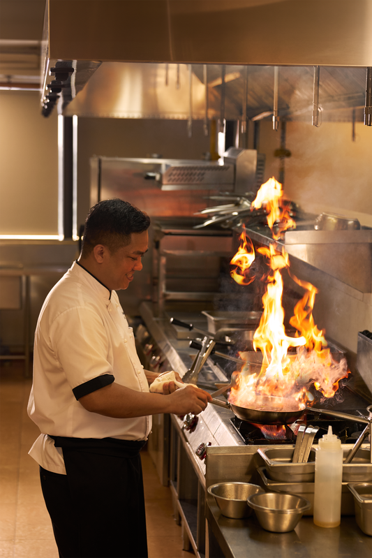 Đầu bếp flambé chế biến món trên lửa