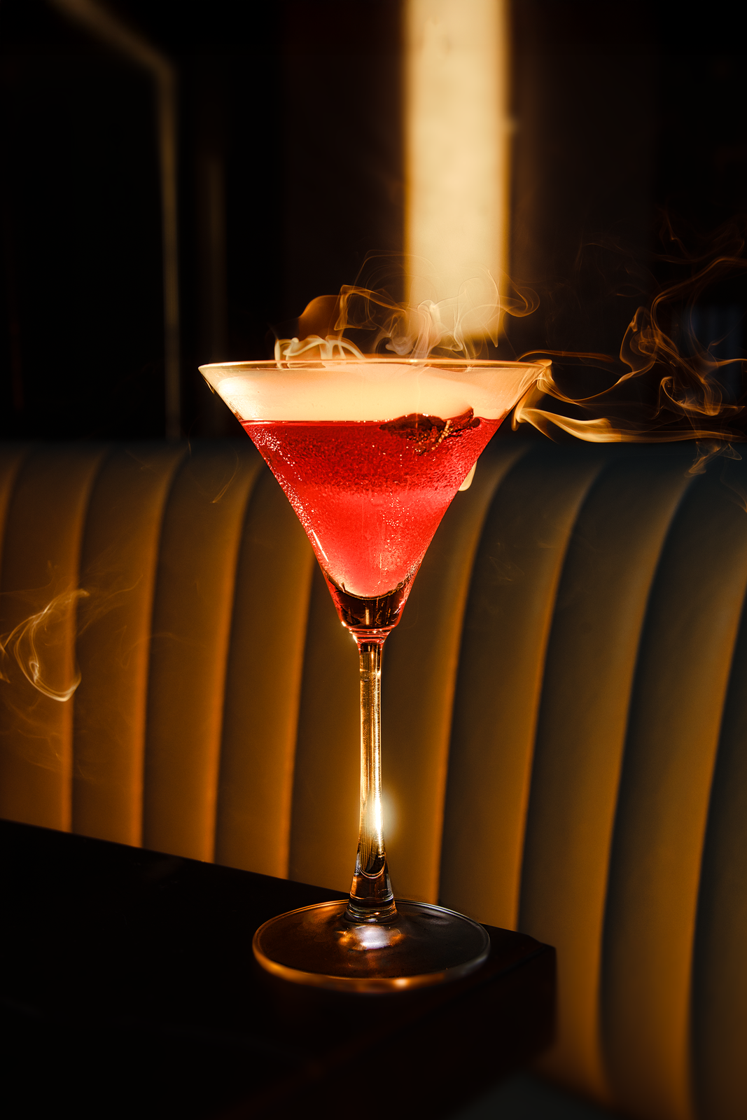 Ly martini đỏ trong không gian bar ấm