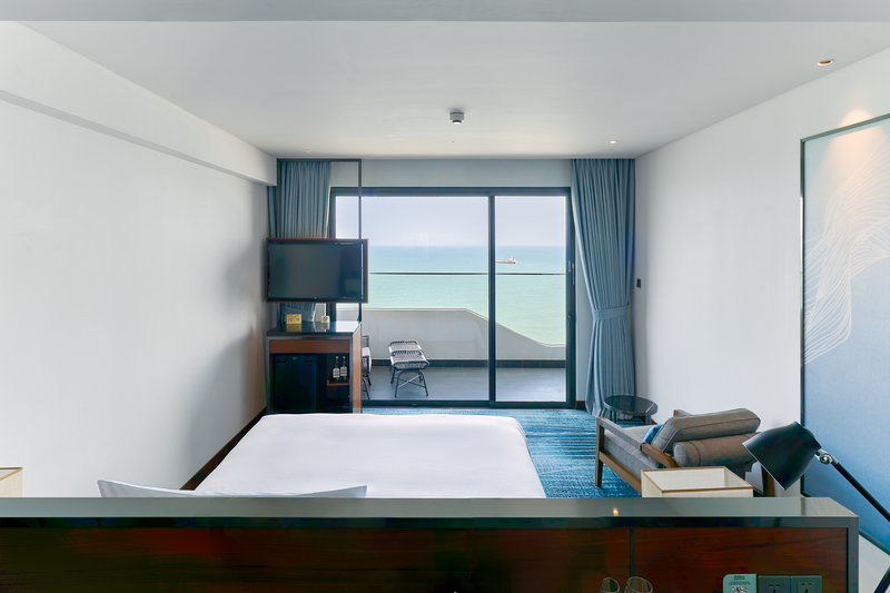 Phòng ngủ với đèn đọc sách bên cửa sổ lớn