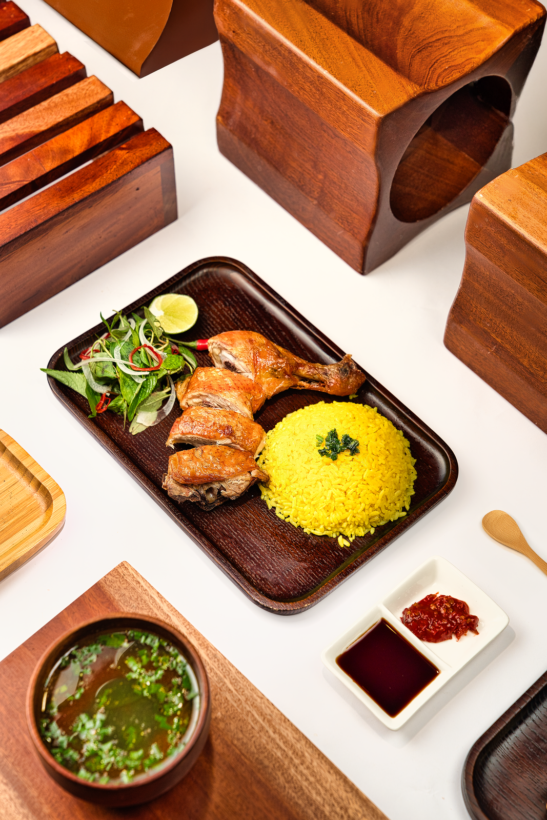 Set món chính trình bày trên khay gỗ