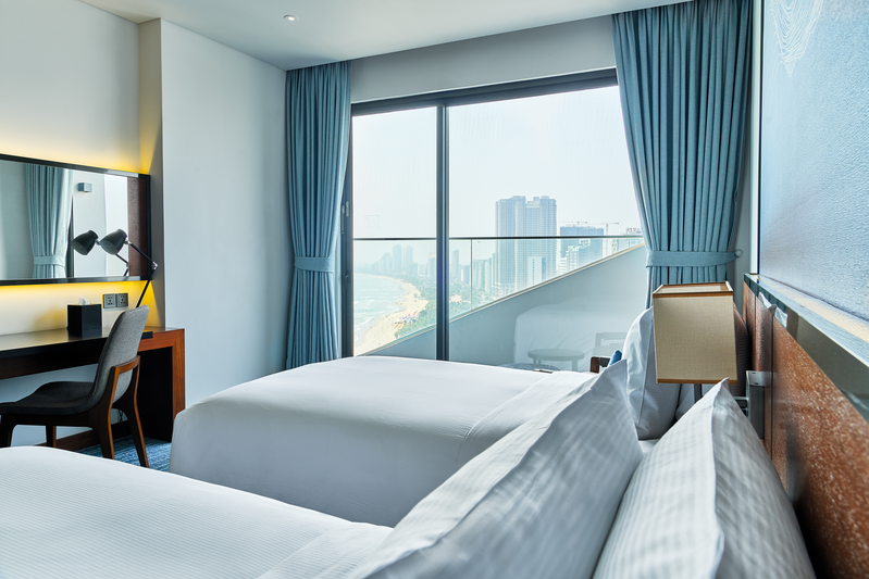 Giường nhìn ra cửa kính toàn cảnh thành phố