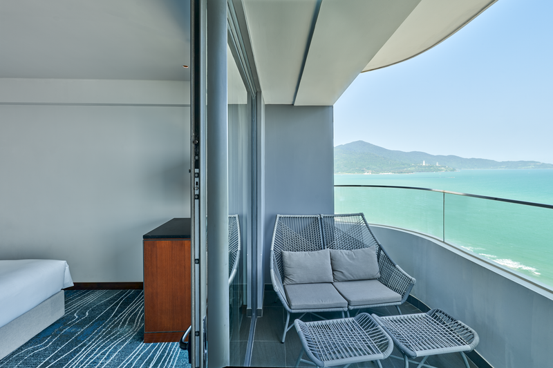 Phòng nghỉ Hilton Garden Inn với ban công nhìn ra biển Đà Nẵng
